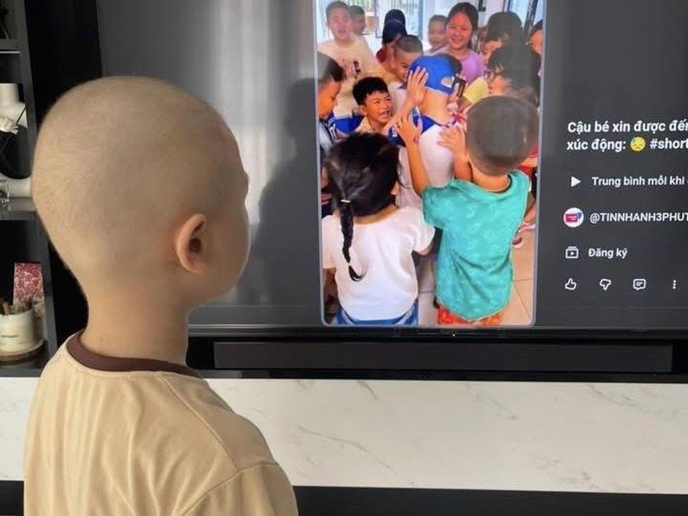 28-1777343558-xuc-dong-khoanh-khac-cau-be-mac-benh-hiem-ngheo-duoc-ban-hoc-vay-quanh-trong-ngay-tro-lai-truong