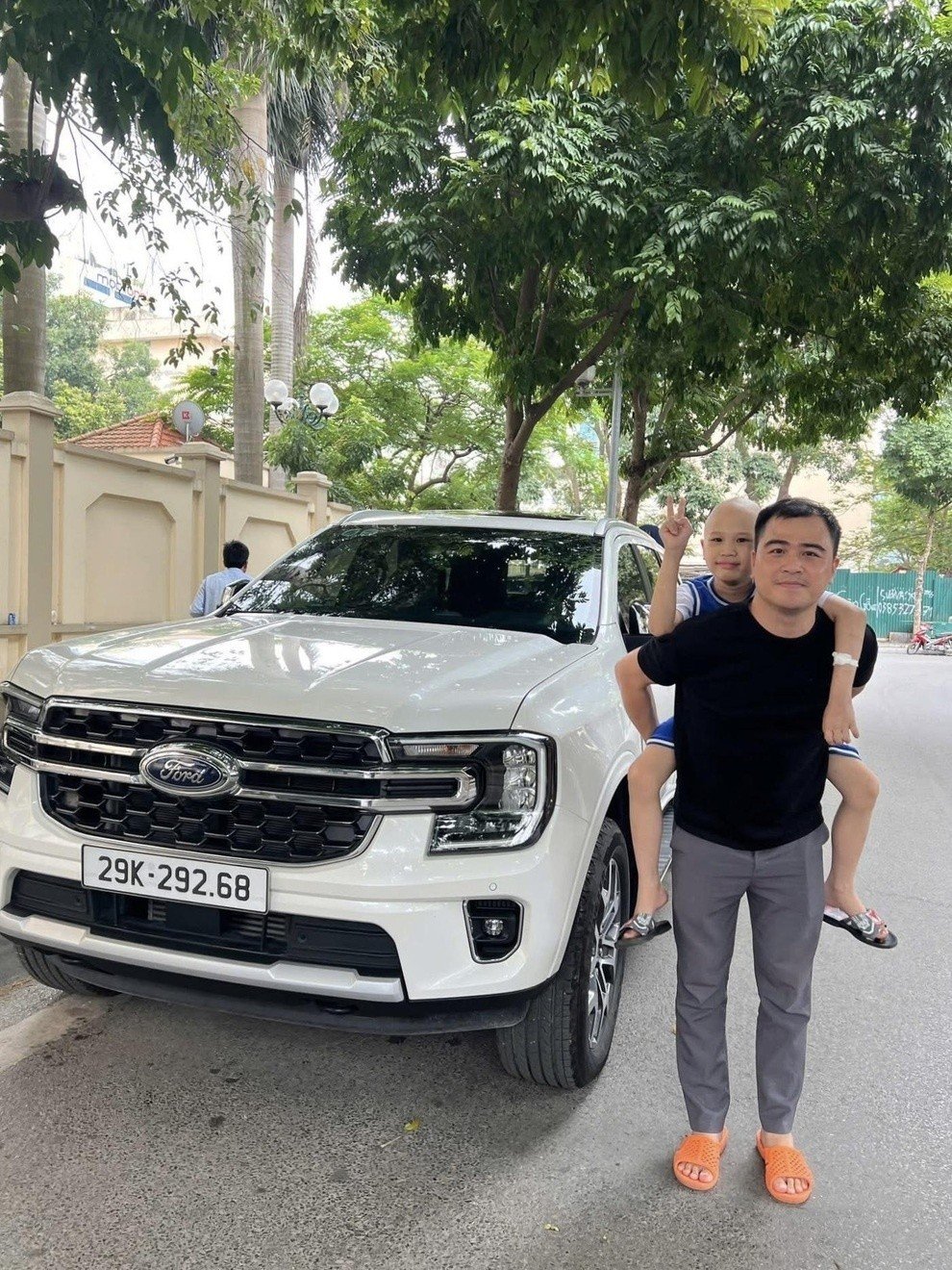 28-1777343558-xuc-dong-khoanh-khac-cau-be-mac-benh-hiem-ngheo-duoc-ban-hoc-vay-quanh-trong-ngay-tro-lai-truong