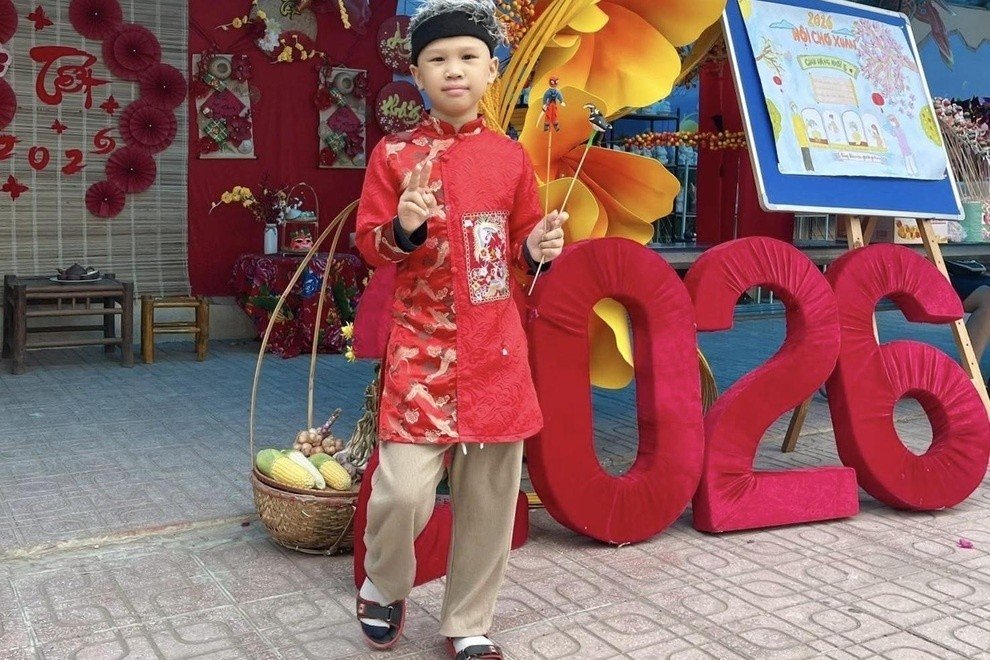 28-1777343558-xuc-dong-khoanh-khac-cau-be-mac-benh-hiem-ngheo-duoc-ban-hoc-vay-quanh-trong-ngay-tro-lai-truong