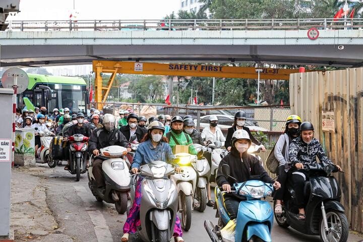 28-1777344291-pho-vang-lao-dao-vi-lo-cot-metro-mat-bang-bo-trong-doanh-nghiep-kiet-que