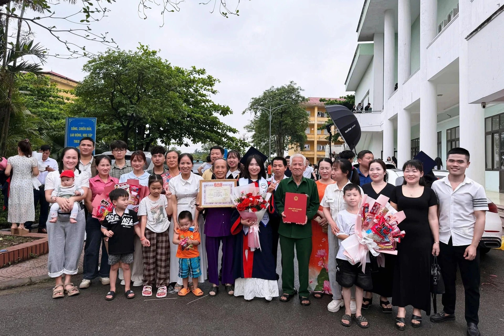 28-1777344722-chuyen-xe-hanh-phuc-nu-sinh-thue-oto-cho-29-nguoi-than-di-xem-minh-nhan-bang-thu-khoa