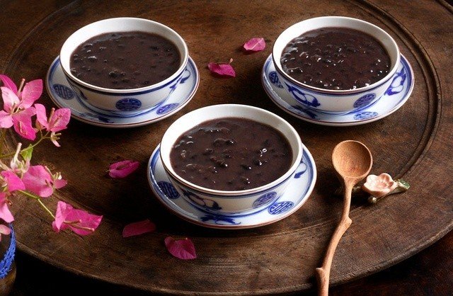 28-1777349957-dau-den-thuc-pham-vang-giai-nhiet-va-ho-tro-day-lui-4-benh-man-tinh