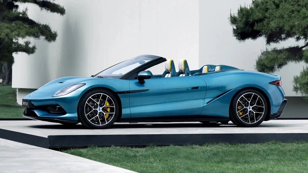 28-1777364990-denza-z-sieu-pham-xe-dien-1000-ma-luc-voi-muc-gia-gay-ngo-ngang