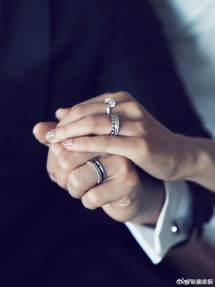 Cả hai khoe nhẫn cưới