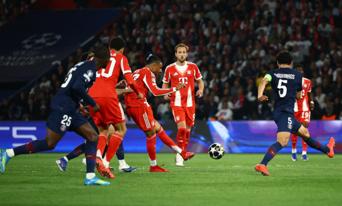 Olise gỡ hòa 2-2 cho Bayern trong một ngày chơi thăng hoa. Ảnh: EFE