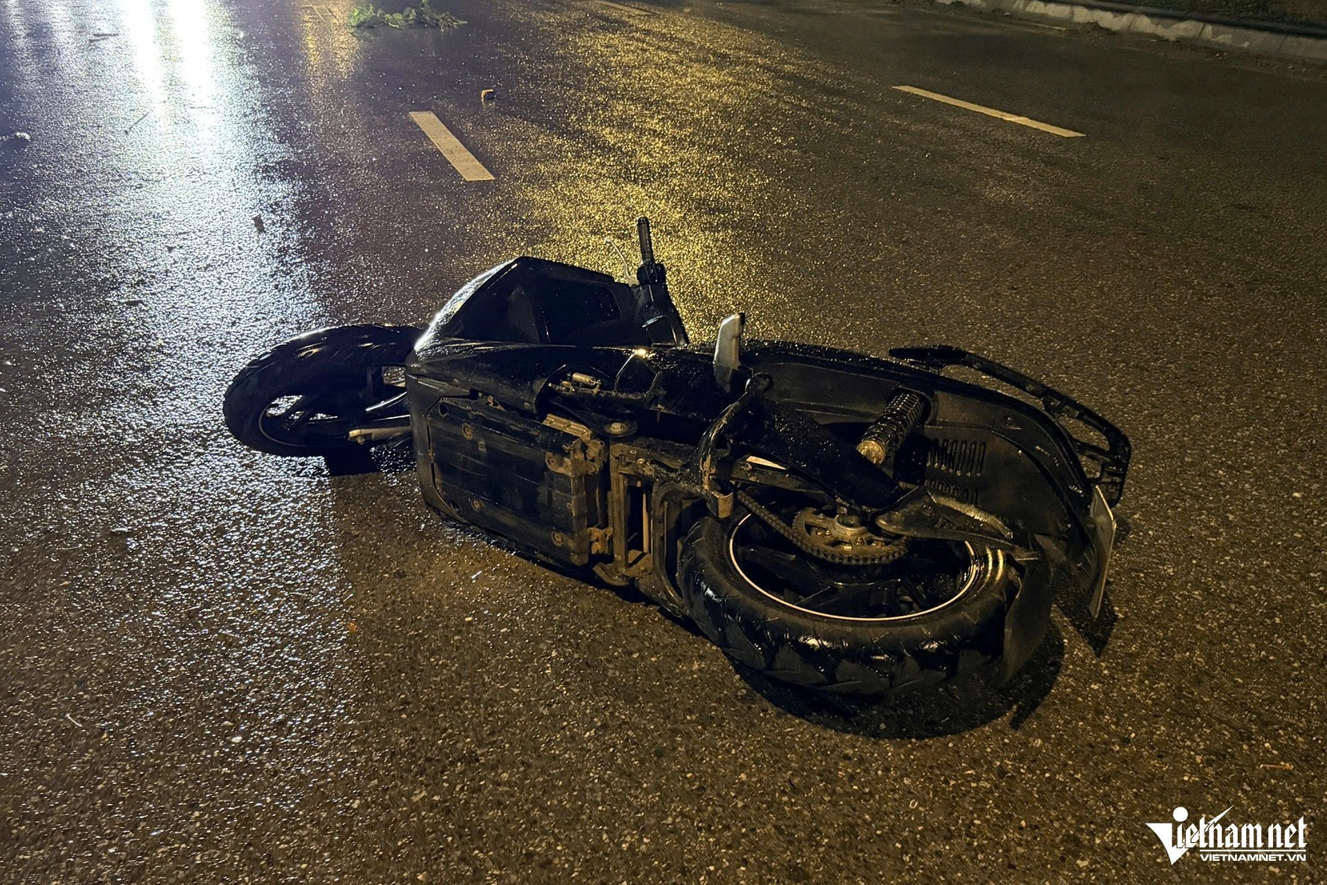 29-1777421737-ha-noi-va-cham-giua-xe-ben-va-xe-may-trong-dem-mua-giong-2-nguoi-tu-vong