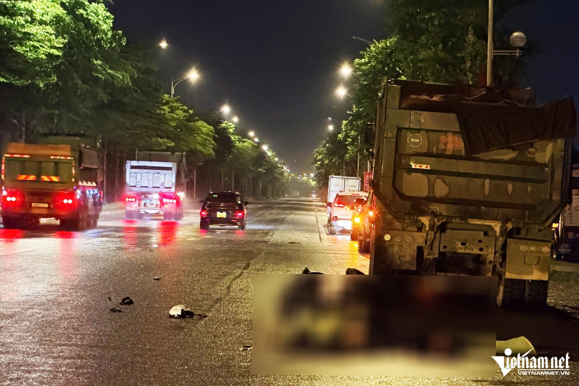 29-1777421737-ha-noi-va-cham-giua-xe-ben-va-xe-may-trong-dem-mua-giong-2-nguoi-tu-vong