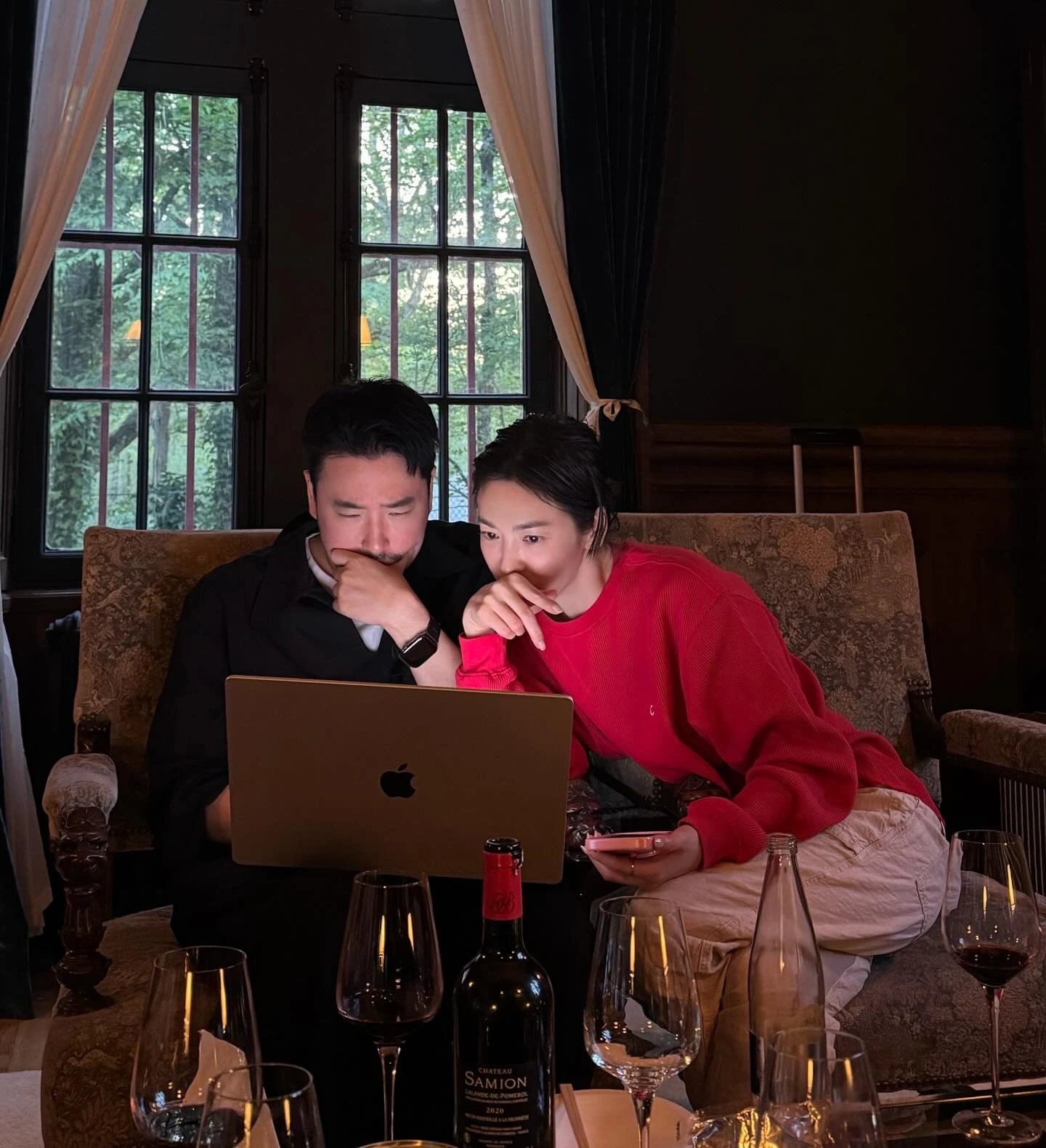 29-1777424095-su-that-buc-anh-than-mat-cua-song-hye-kyo-giua-tam-bao-on-ao-ly-hon