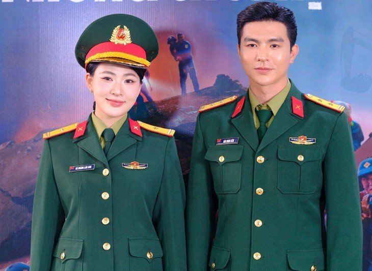 29-1777436520-steven-nguyen-va-minh-trang-vinh-du-nhan-bang-khen-tu-bo-truong-bo-quoc-phong