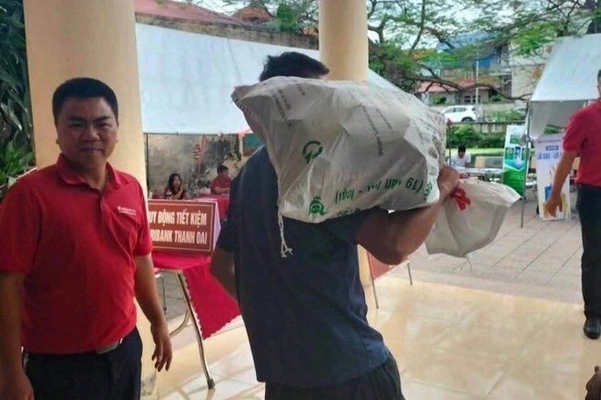 30-1777508565-nguoi-dan-thanh-oai-nhan-tien-den-bu-du-an-olympic-mang-bao-tai-di-nhan-hang-tram-ty-dong