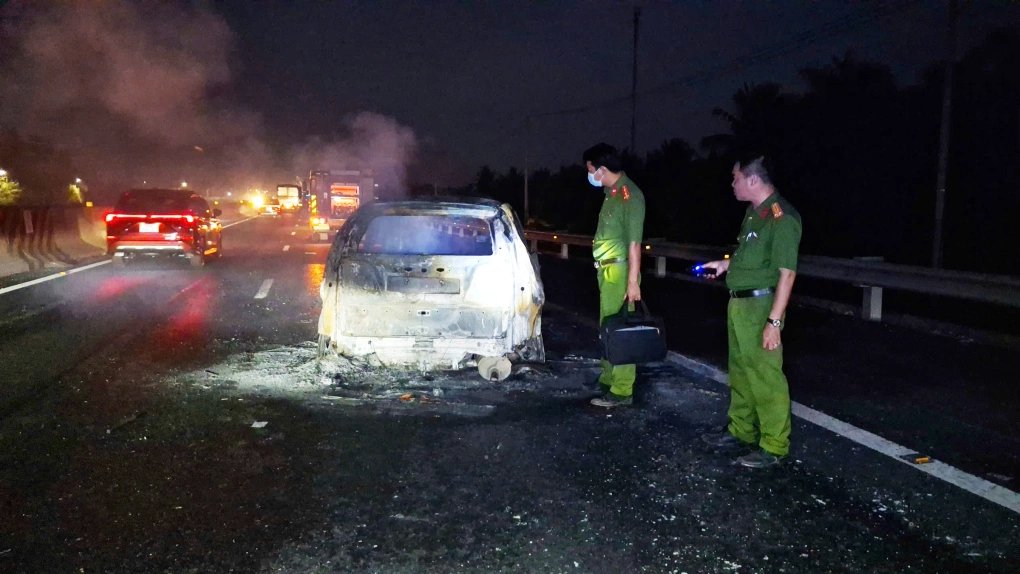 30-1777511455-oto-boc-chay-tren-cao-toc-tphcm-trung-luong-giao-thong-un-tac-10km