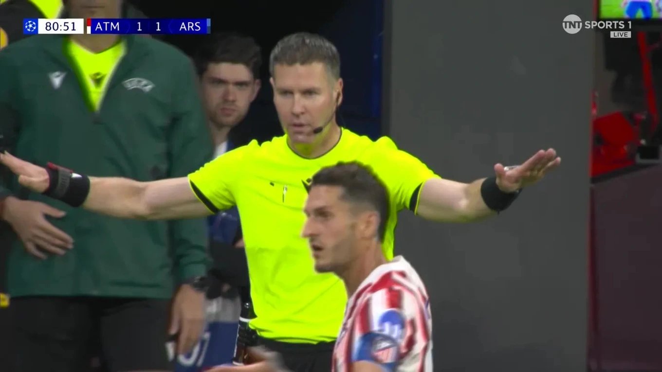 30-1777516181-arsenal-phan-no-vi-quyet-dinh-gay-tranh-cai-mat-phat-den-o-ban-ket-champions-league