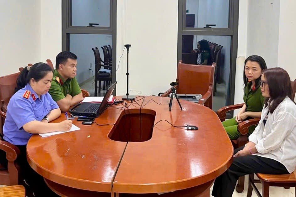 30-1777520565-bat-giu-nu-can-bo-bi-truy-na-dac-biet-khi-vua-nhap-canh-ve-noi-bai