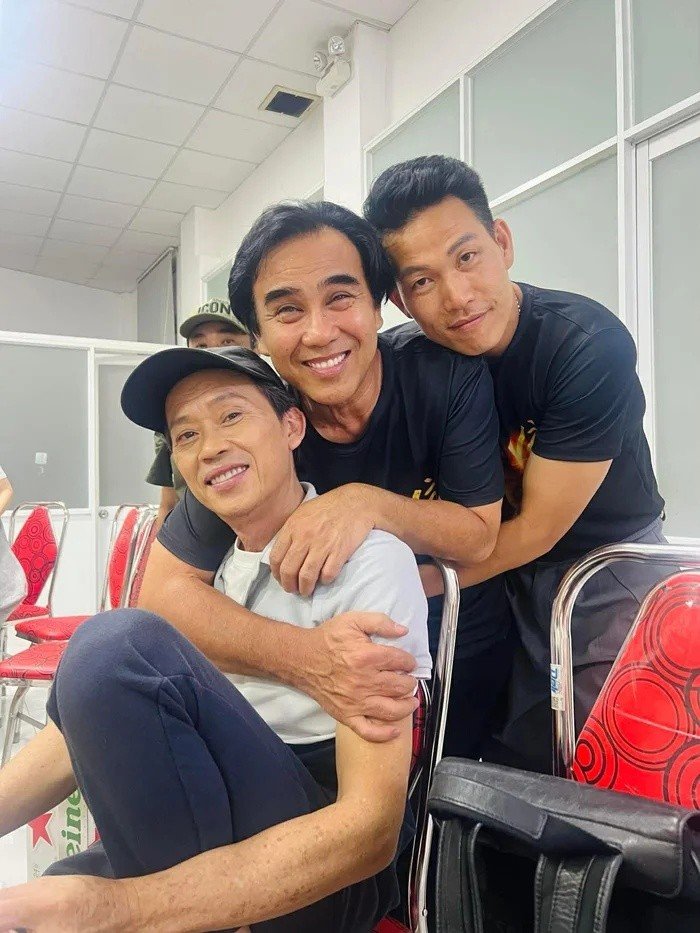 30-1777522551-quyen-linh-chinh-thuc-bat-tay-hoai-linh-trong-du-an-dien-anh-dan-mang-dung-ngoi-khong-yen