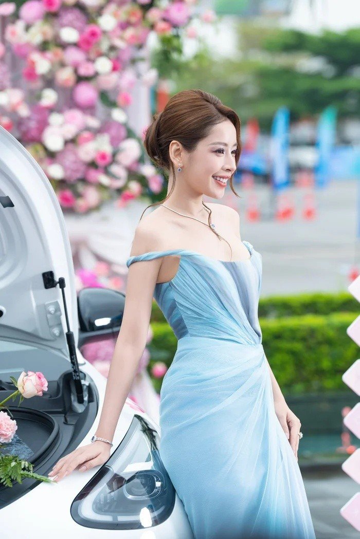 30-1777523074-chi-pu-gay-sot-mang-xa-hoi-voi-bo-anh-nong-bong-tai-bai-bien-hoi-an