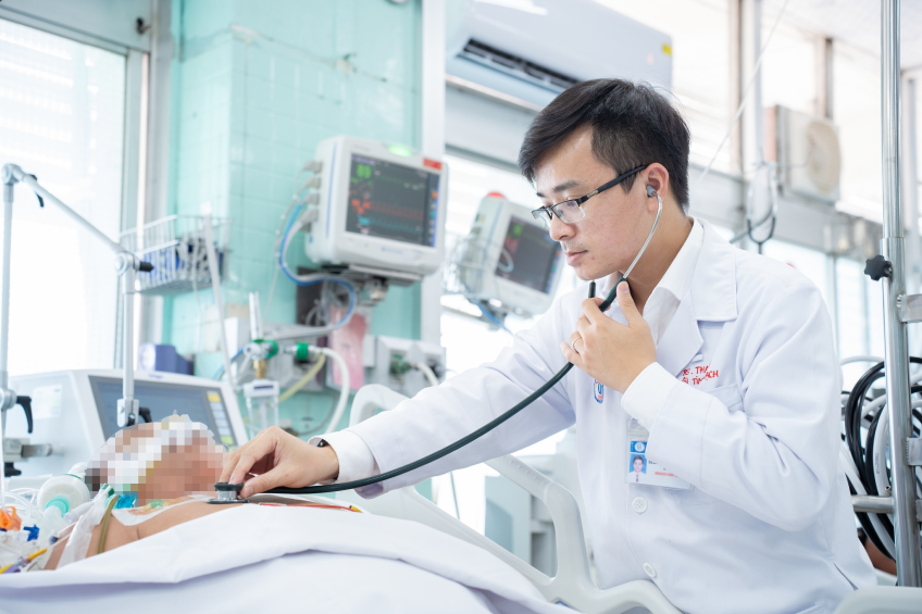 30-1777533707-khoanh-khac-chay-dua-su-song-cua-bac-si-tim-mach-gay-xuc-dong-cong-dong-mang