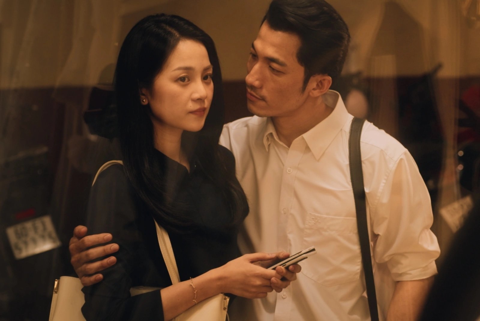 30-1777533989-nghich-ly-lien-binh-phat-thi-de-van-nguoi-me-nhung-cu-dong-phim-la-lo