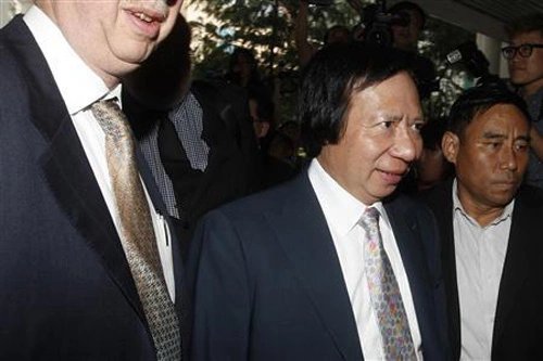 30-1777537219-gia-toc-ty-phu-hong-kong-khi-hao-mon-ruc-ro-lun-bai-boi-bi-kich-noi-da-nau-thit