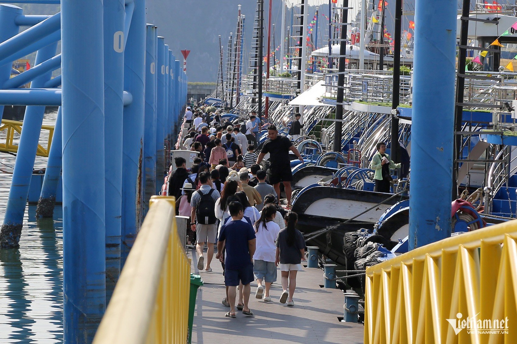 30-1777537329-du-khach-don-ve-nha-trang-ha-long-ngay-dau-nghi-le-nhieu-diem-qua-tai