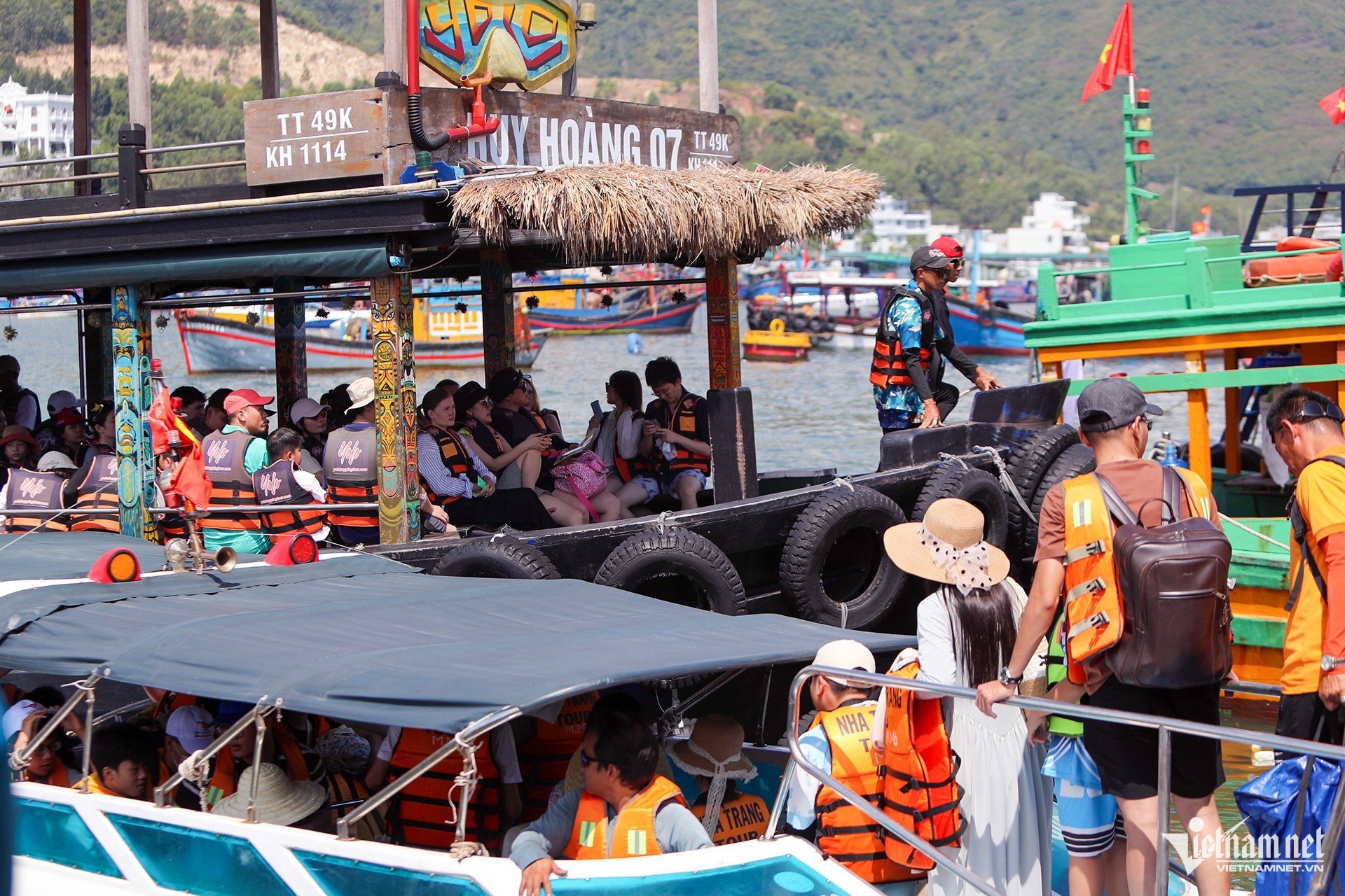 30-1777537329-du-khach-don-ve-nha-trang-ha-long-ngay-dau-nghi-le-nhieu-diem-qua-tai