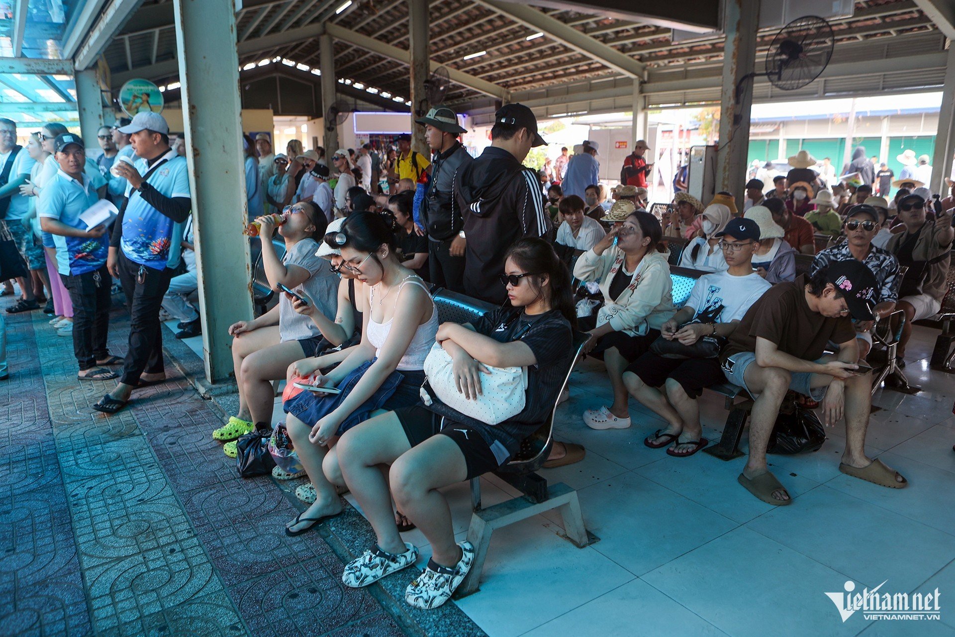 30-1777537329-du-khach-don-ve-nha-trang-ha-long-ngay-dau-nghi-le-nhieu-diem-qua-tai