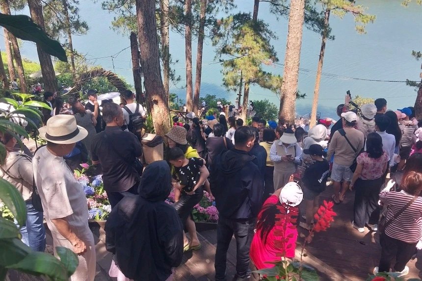 30-1777546805-con-sot-co-long-da-lat-khach-dong-nghet-tu-7-gio-sang-chu-quan-vua-truyen-nuoc-vua-tiep-khach-trong-ky-nghi-le