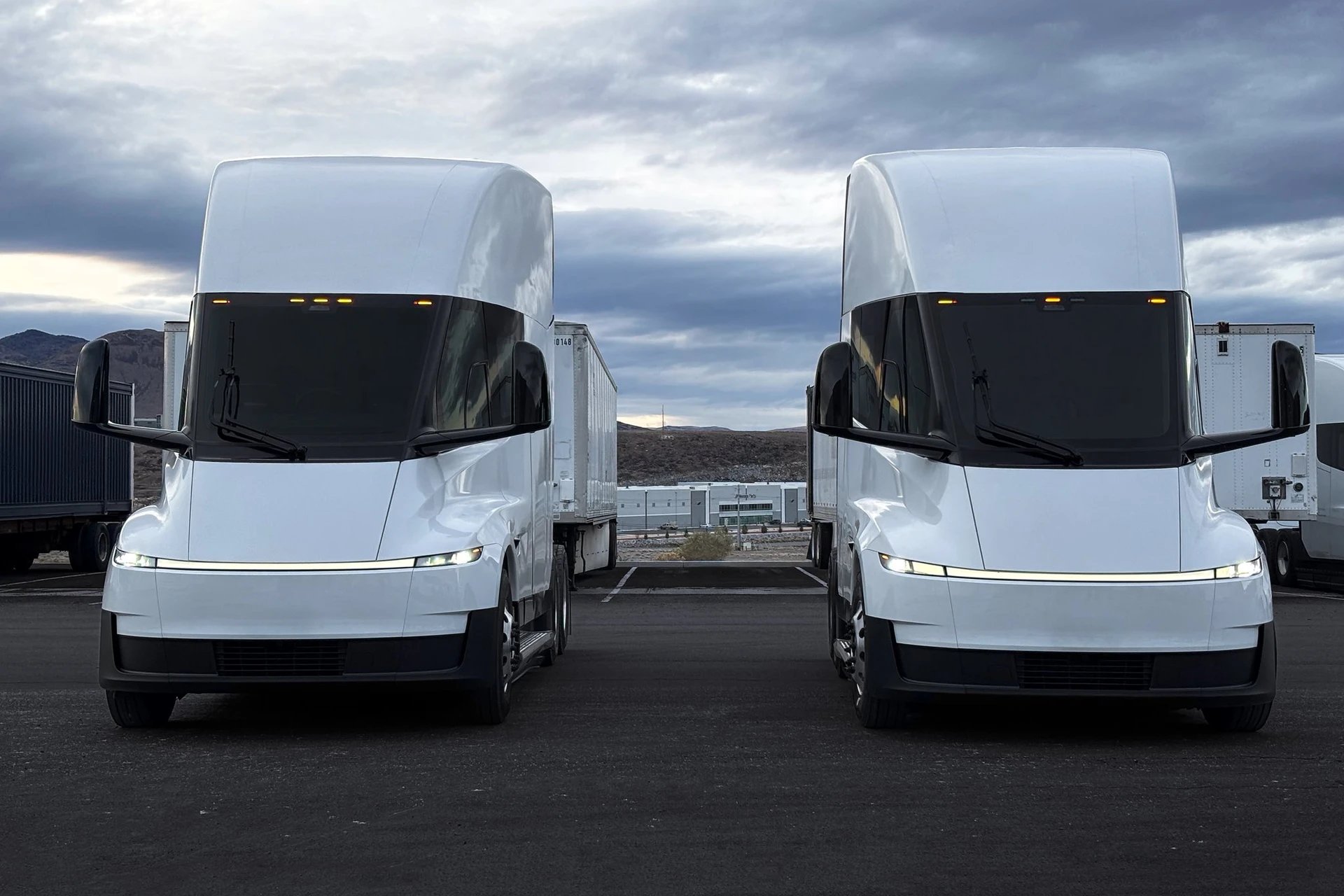 tesla semi, tesla, dau keo, thuan dien, dau keo dien, dau keo thuan dien, elon musk, xe dien anh 1