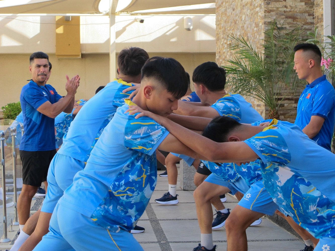 02-1777707222-u17-viet-nam-ren-quan-voi-bai-tap-dac-biet-nham-thich-nghi-voi-cai-nong-cua-a-rap-xe-ut
