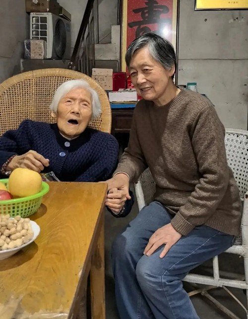 Cụ Đinh và con gái. Ảnh: Sohu