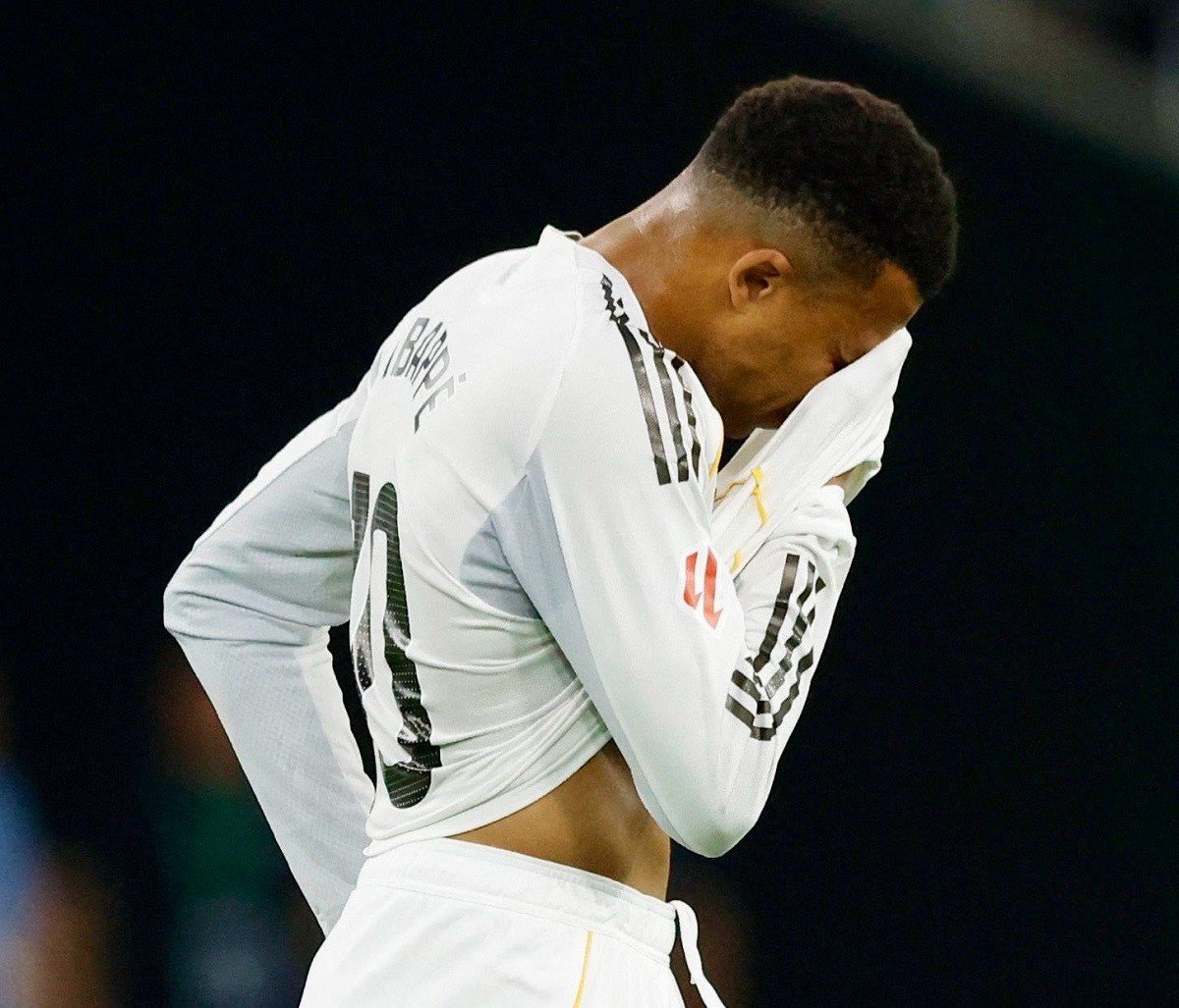 03-1777770093-mbappe-gay-tranh-cai-khi-vi-vu-cung-ban-gai-giua-thoi-diem-nhay-cam-cua-real-madrid