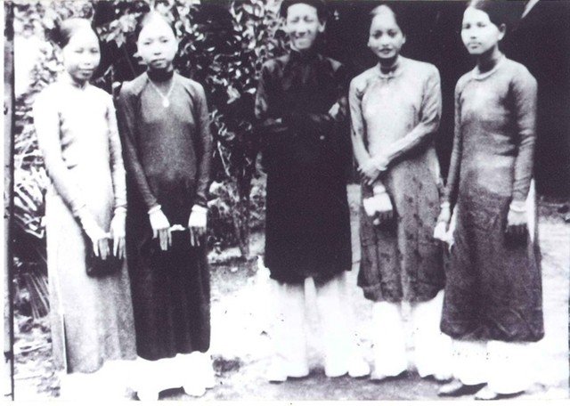 1-Ba_Nguyen_Thi_Dinh_va_chong_Nguyen_Van_Bich_cung_cac_ban_trong_ngay_cuoi_Ben_Tre_nam_1939