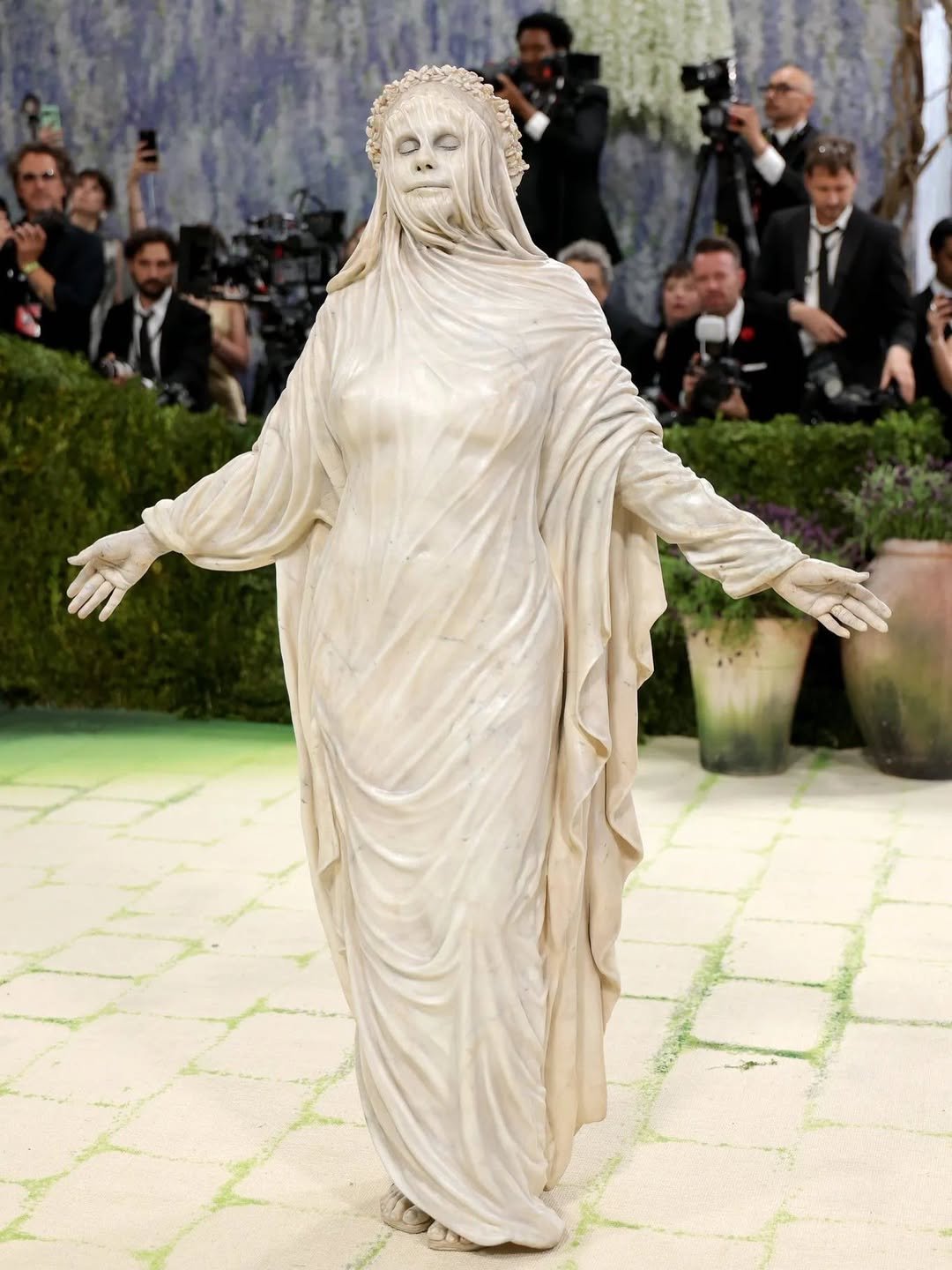 05-1777950677-met-gala-2026-heidi-klum-hoa-tuong-da-katy-perry-bien-hinh-ai-cung-dan-sao-khuay-dao-tham-do