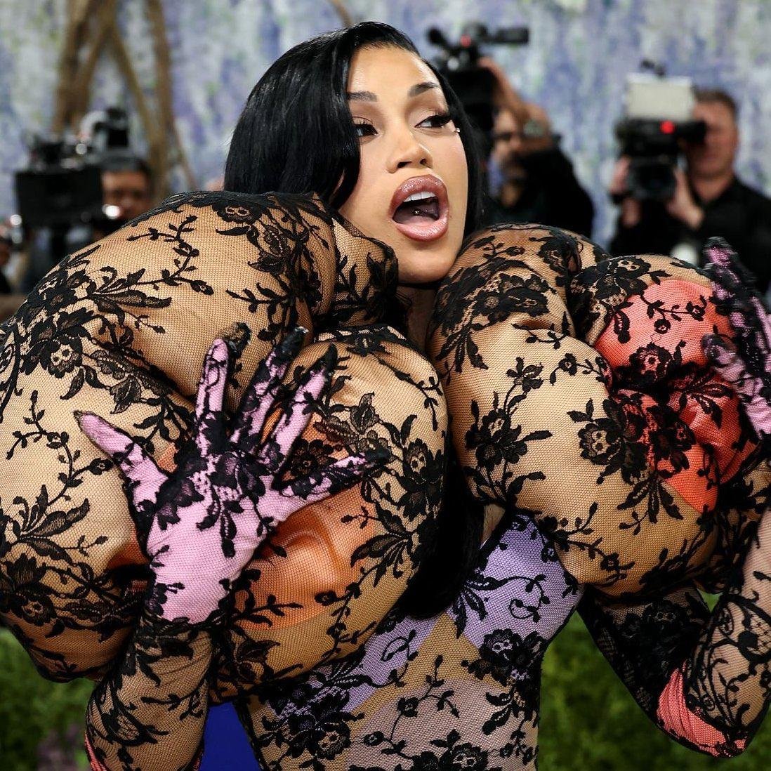 05-1777950677-met-gala-2026-heidi-klum-hoa-tuong-da-katy-perry-bien-hinh-ai-cung-dan-sao-khuay-dao-tham-do