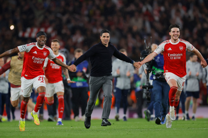 Noni Madueke, HLV Mikel Arteta, Declan Rice vui mừng sau trận Arsenal thắng Atletico 1-0 ở lượt về bán kết Champions League trên sân Emirates, London, Anh ngày 5/5/2026. Ảnh: The Guardian