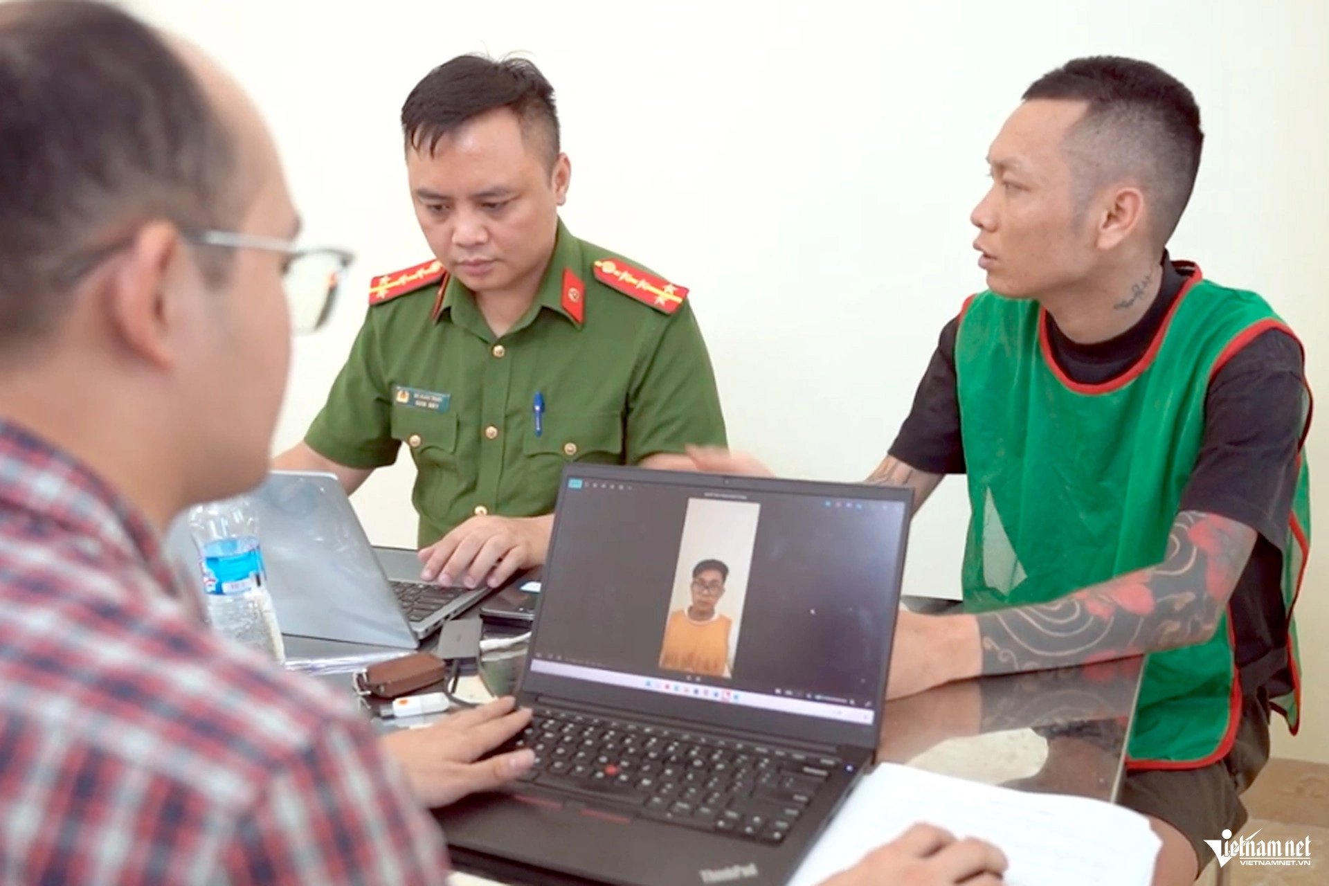 06-1778026347-chan-dung-voi-bach-tuoc-lua-dao-xuyen-bien-gioi-va-cuoc-dot-kich-nghet-tho-tai-bo-keo