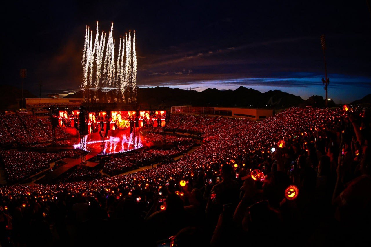 06-1778034750-choang-ngop-truoc-canh-tuong-hang-chuc-ngan-nguoi-phu-kin-qua-doi-trong-concert-cua-bts
