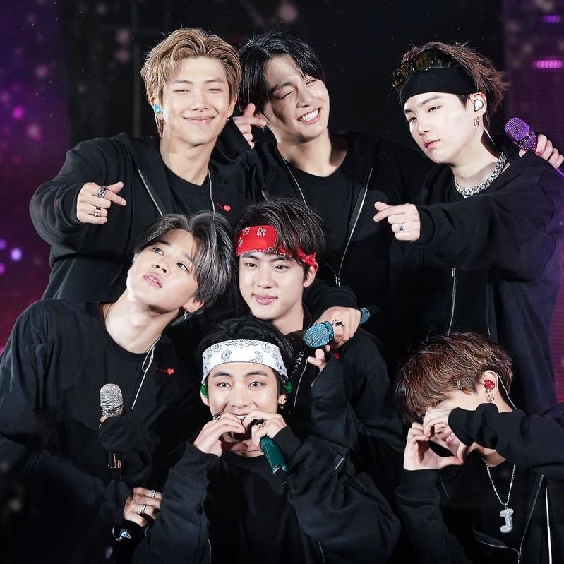 06-1778034750-choang-ngop-truoc-canh-tuong-hang-chuc-ngan-nguoi-phu-kin-qua-doi-trong-concert-cua-bts