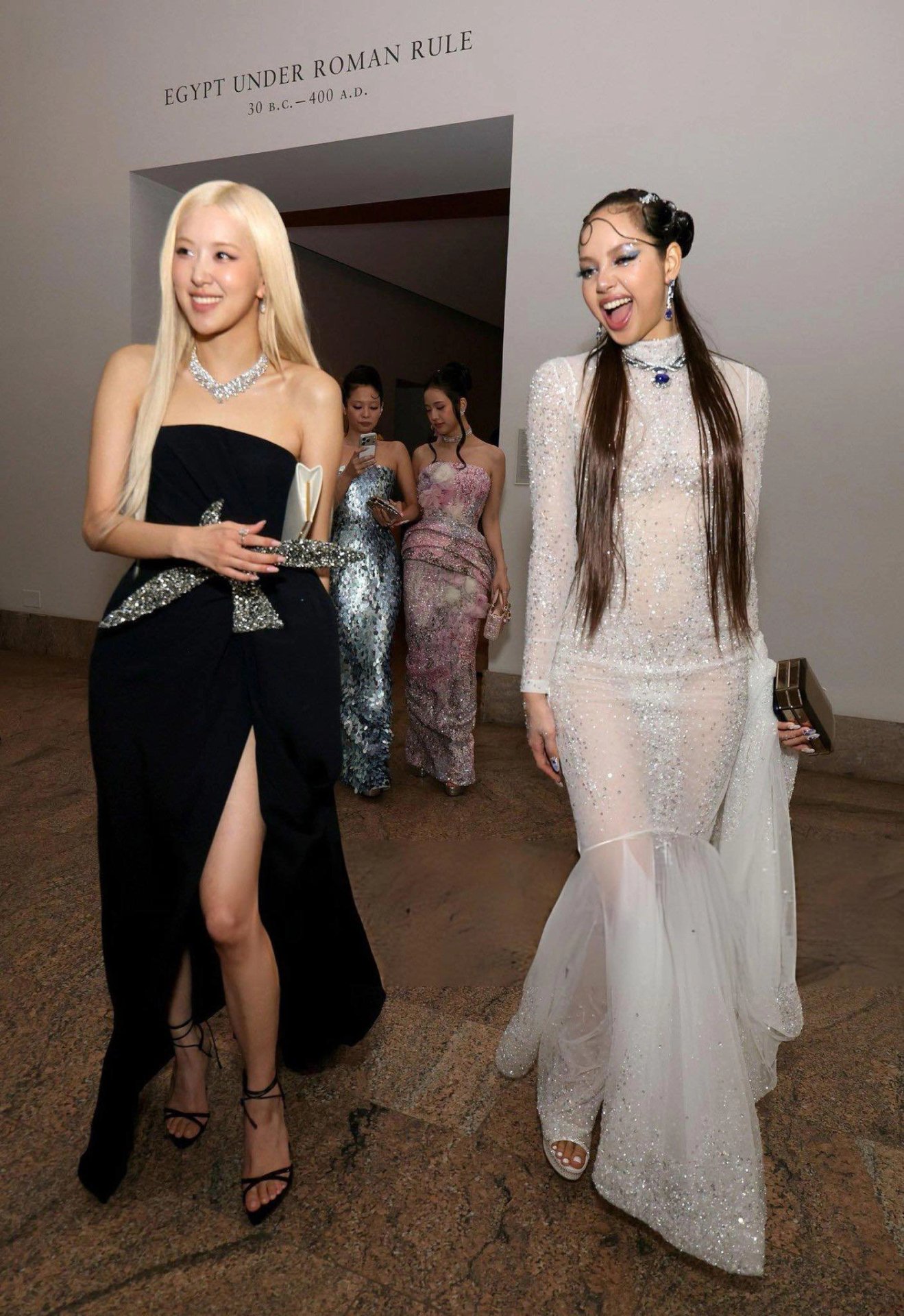 06-1778082998-thuc-hu-tin-don-blackpink-bi-cam-cua-tai-met-gala-vi-mot-buc-anh-selfie