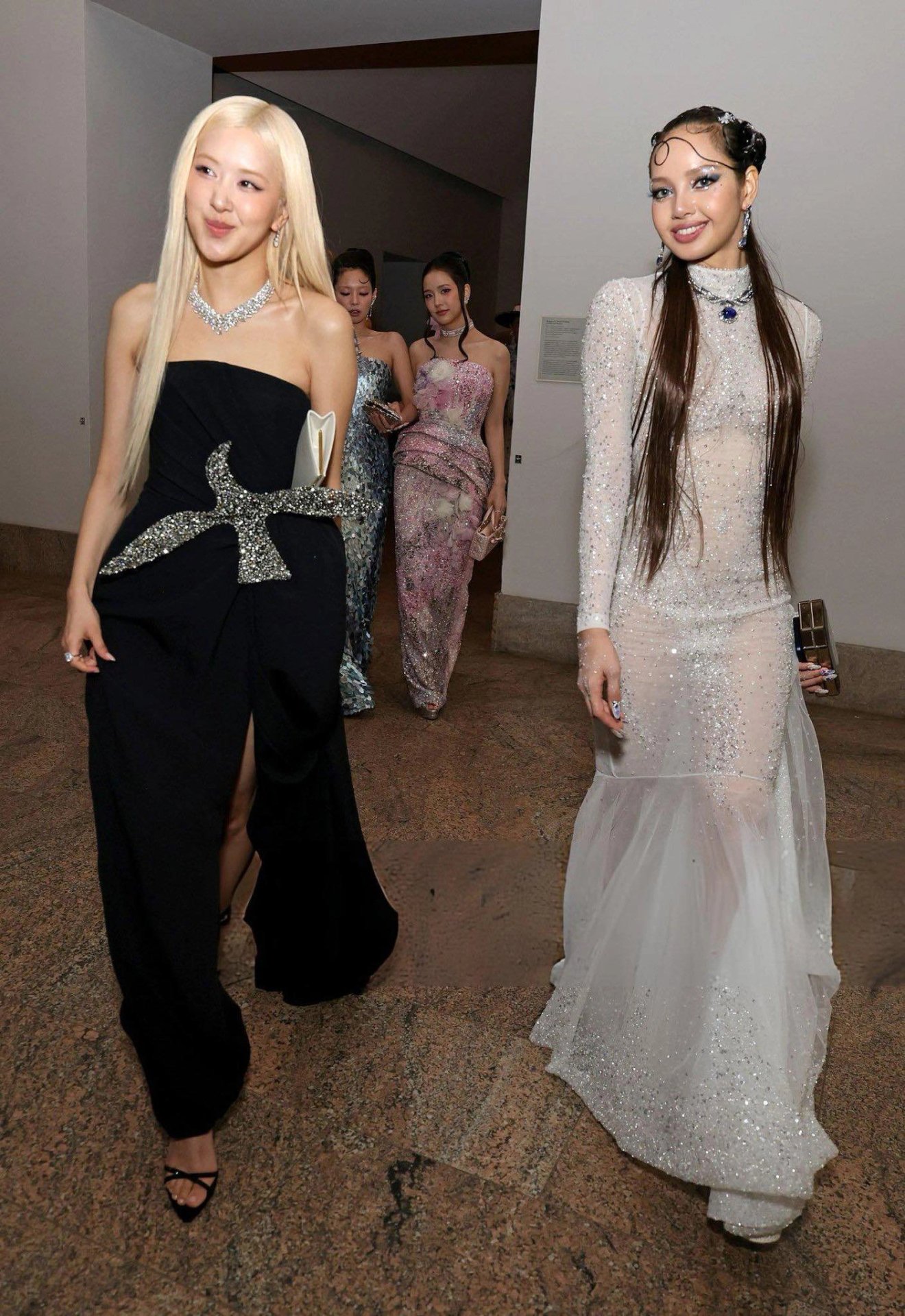 06-1778082998-thuc-hu-tin-don-blackpink-bi-cam-cua-tai-met-gala-vi-mot-buc-anh-selfie
