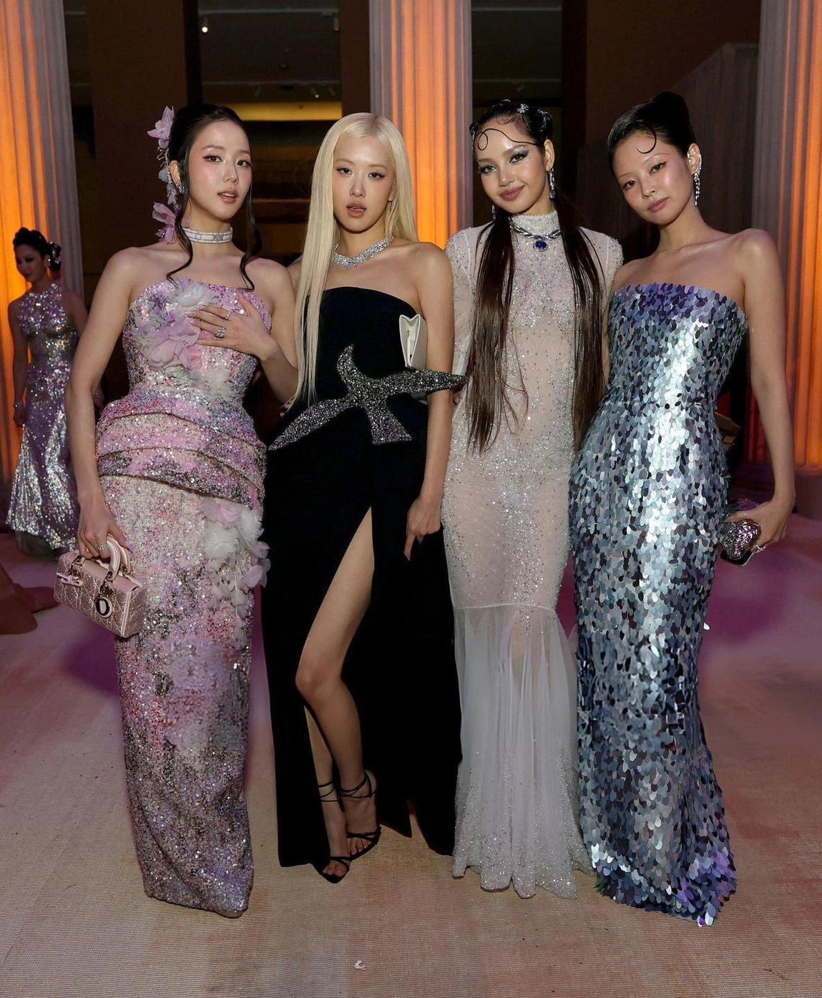 06-1778082998-thuc-hu-tin-don-blackpink-bi-cam-cua-tai-met-gala-vi-mot-buc-anh-selfie