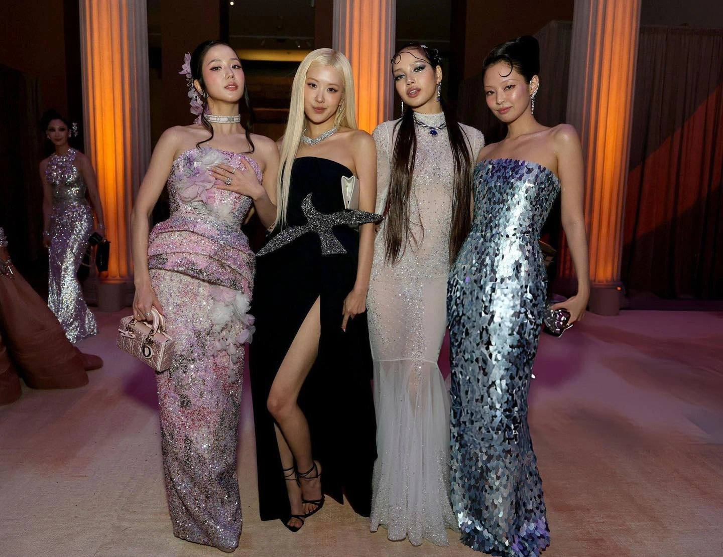 06-1778082998-thuc-hu-tin-don-blackpink-bi-cam-cua-tai-met-gala-vi-mot-buc-anh-selfie