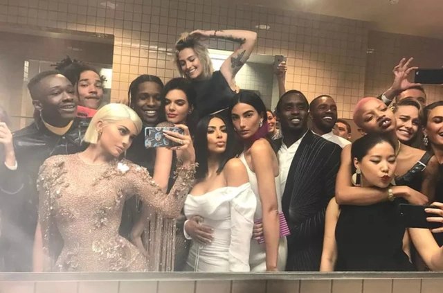 06-1778082998-thuc-hu-tin-don-blackpink-bi-cam-cua-tai-met-gala-vi-mot-buc-anh-selfie