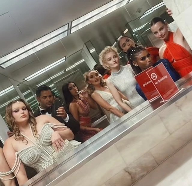06-1778082998-thuc-hu-tin-don-blackpink-bi-cam-cua-tai-met-gala-vi-mot-buc-anh-selfie