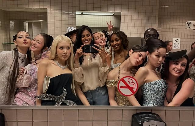 06-1778082998-thuc-hu-tin-don-blackpink-bi-cam-cua-tai-met-gala-vi-mot-buc-anh-selfie
