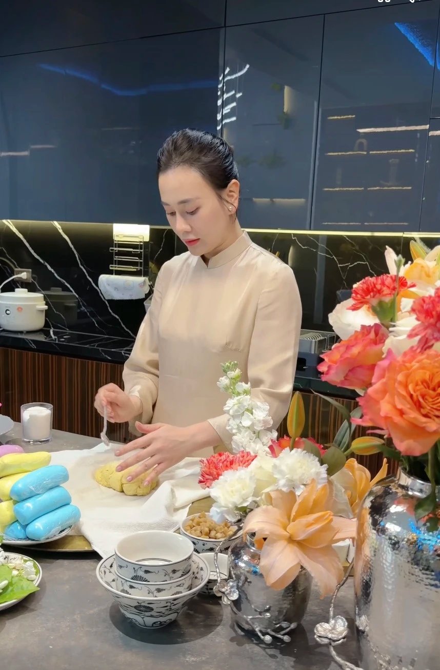 07-1778122627-phuong-oanh-bat-ngo-chia-se-ve-khung-hoang-sau-thoi-gian-dai-im-hoi-lang-tieng