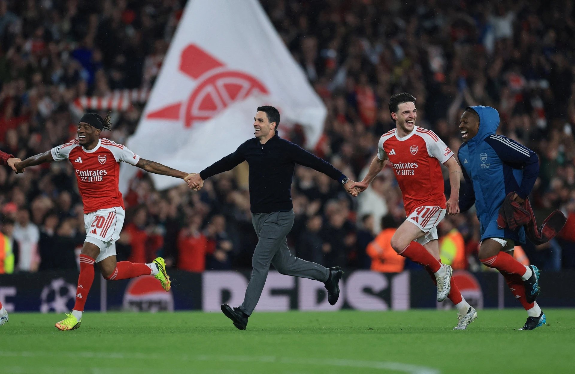 07-1778124144-luis-enrique-va-arteta-thay-doi-phan-boi-lai-dna-barca-de-cham-tay-vao-chung-ket-champions-league