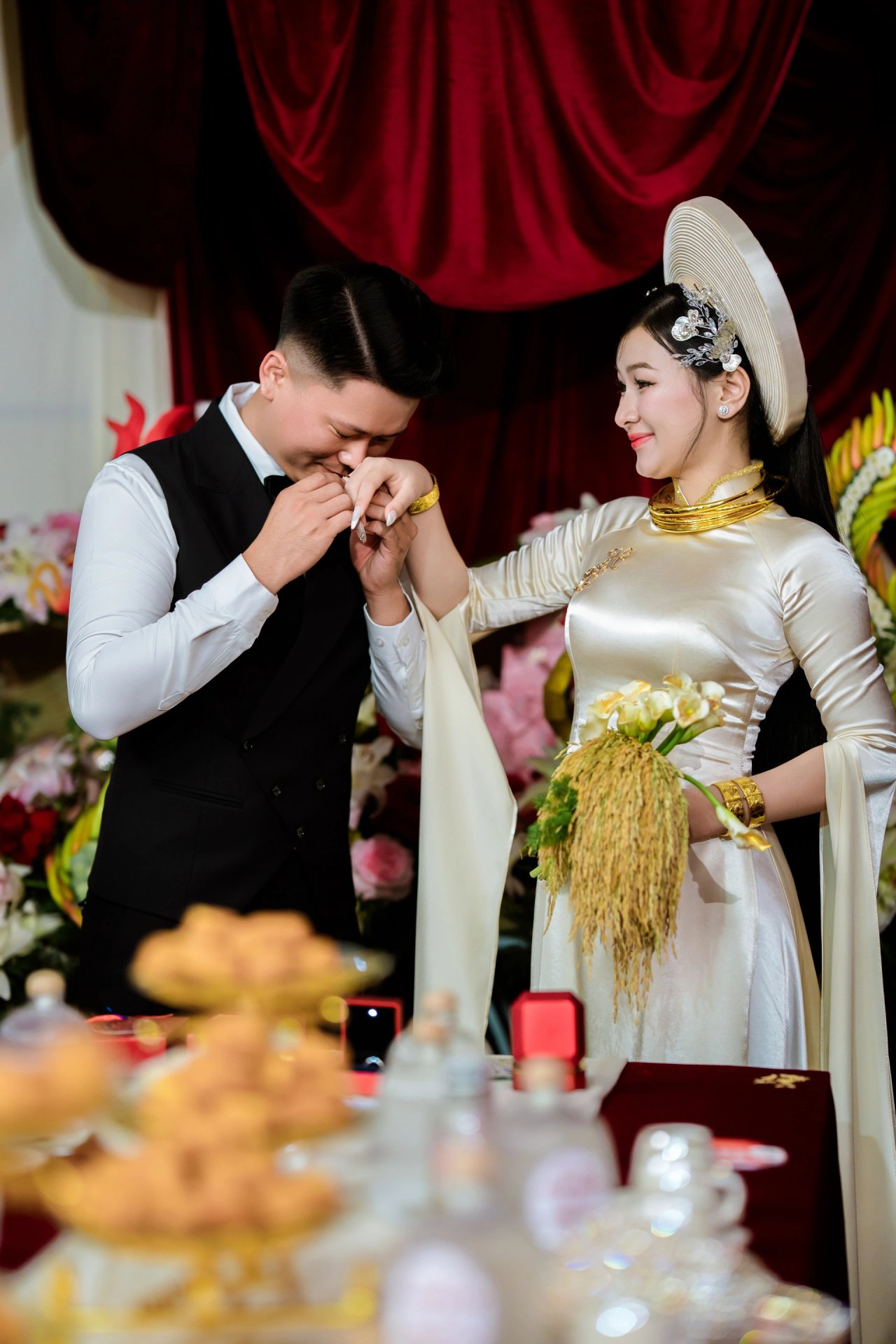 07-1778137545-doc-dao-bo-hoa-cuoi-lua-chin-cui-dau-va-chuyen-tinh-4-nam-cua-co-dau-mien-tay
