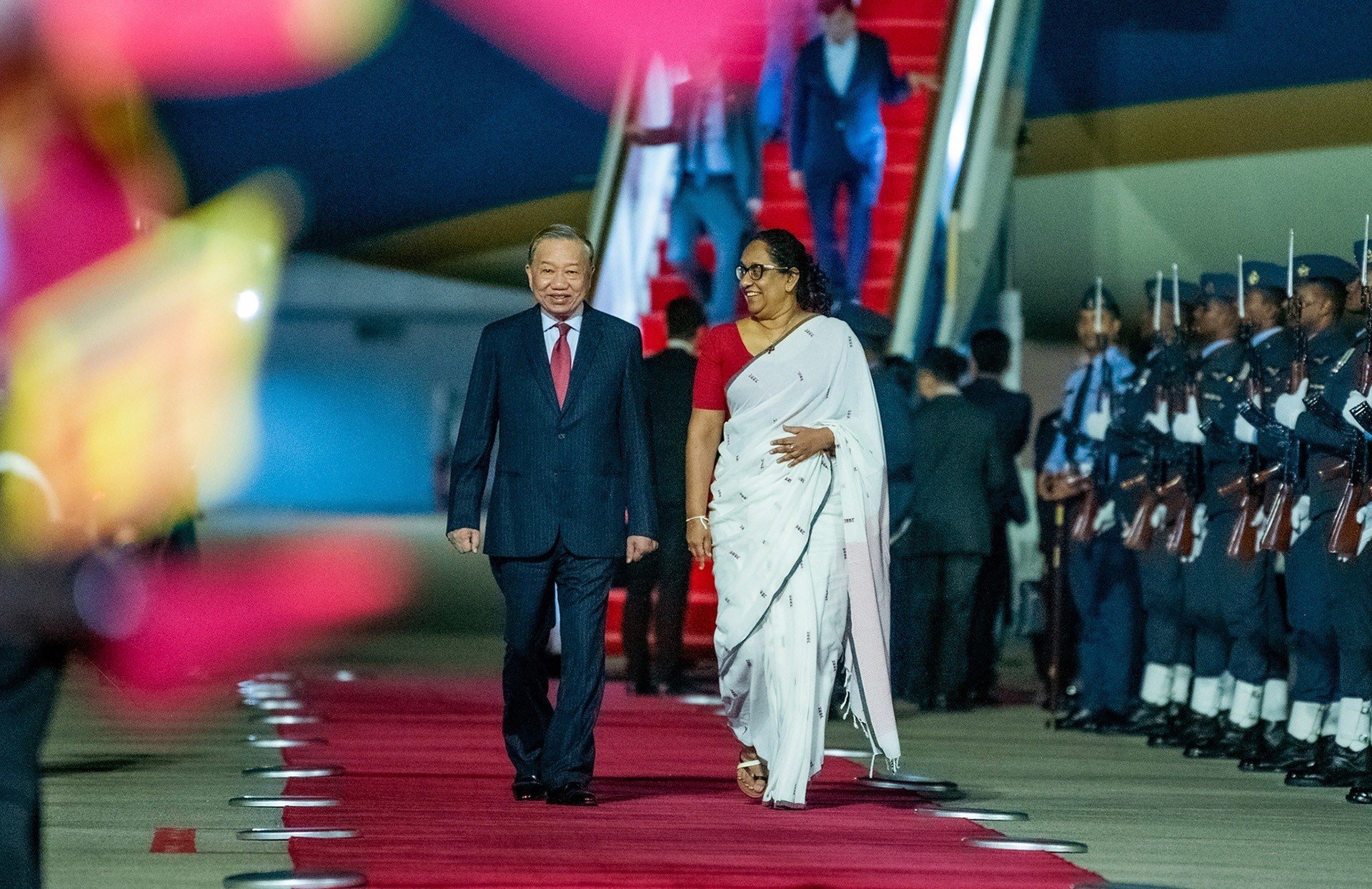 08-1778206138-thu-tuong-sri-lanka-ra-san-bay-don-tong-bi-thu-chu-tich-nuoc-to-lam