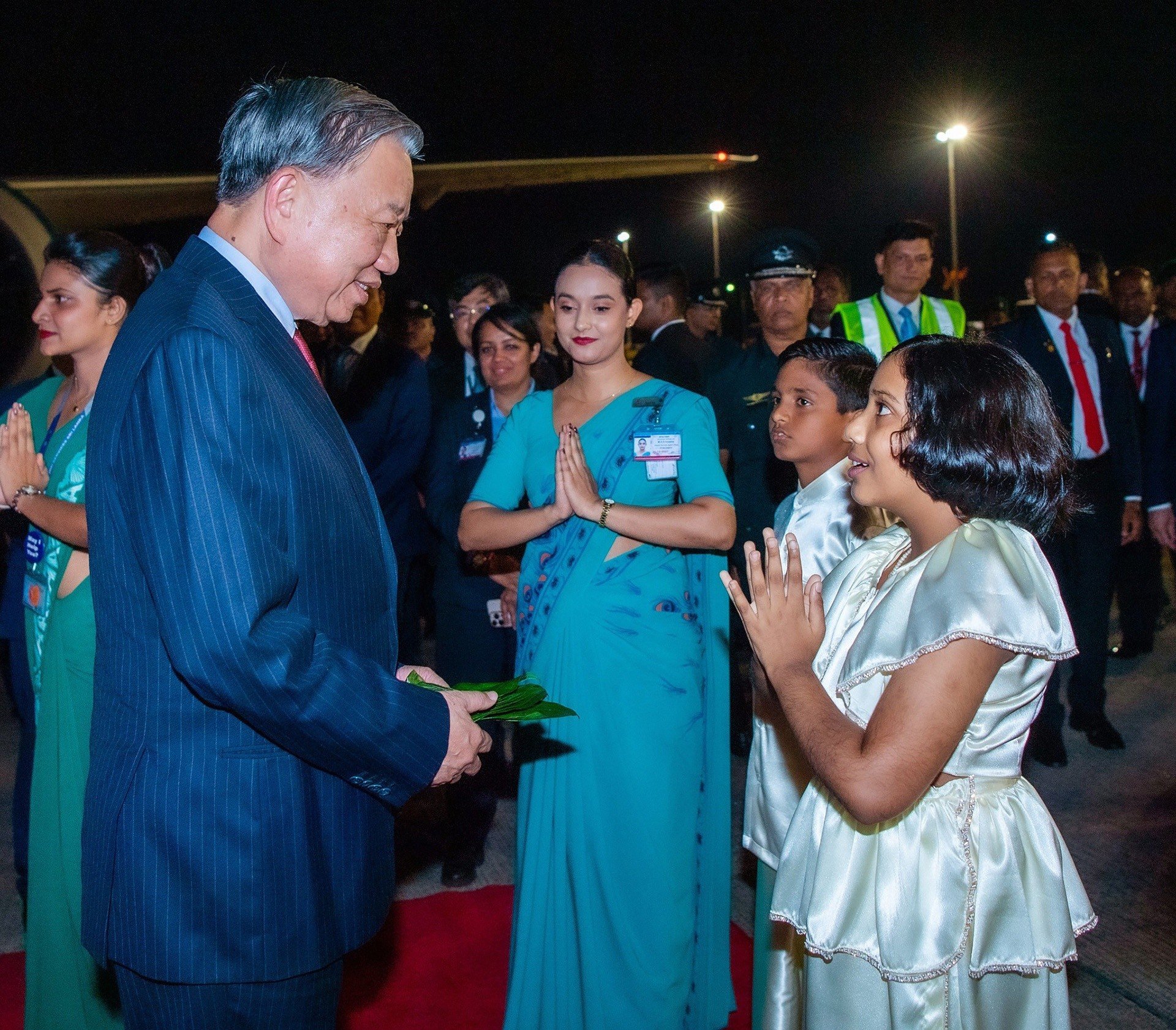 08-1778206138-thu-tuong-sri-lanka-ra-san-bay-don-tong-bi-thu-chu-tich-nuoc-to-lam
