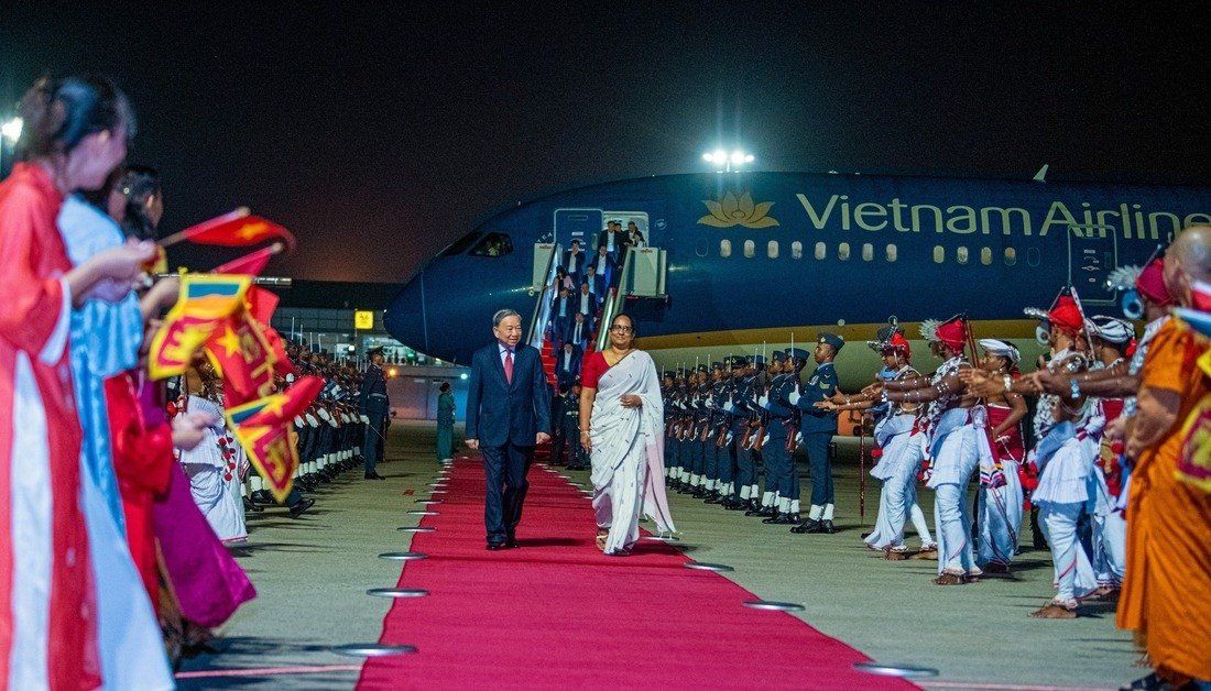 08-1778206138-thu-tuong-sri-lanka-ra-san-bay-don-tong-bi-thu-chu-tich-nuoc-to-lam